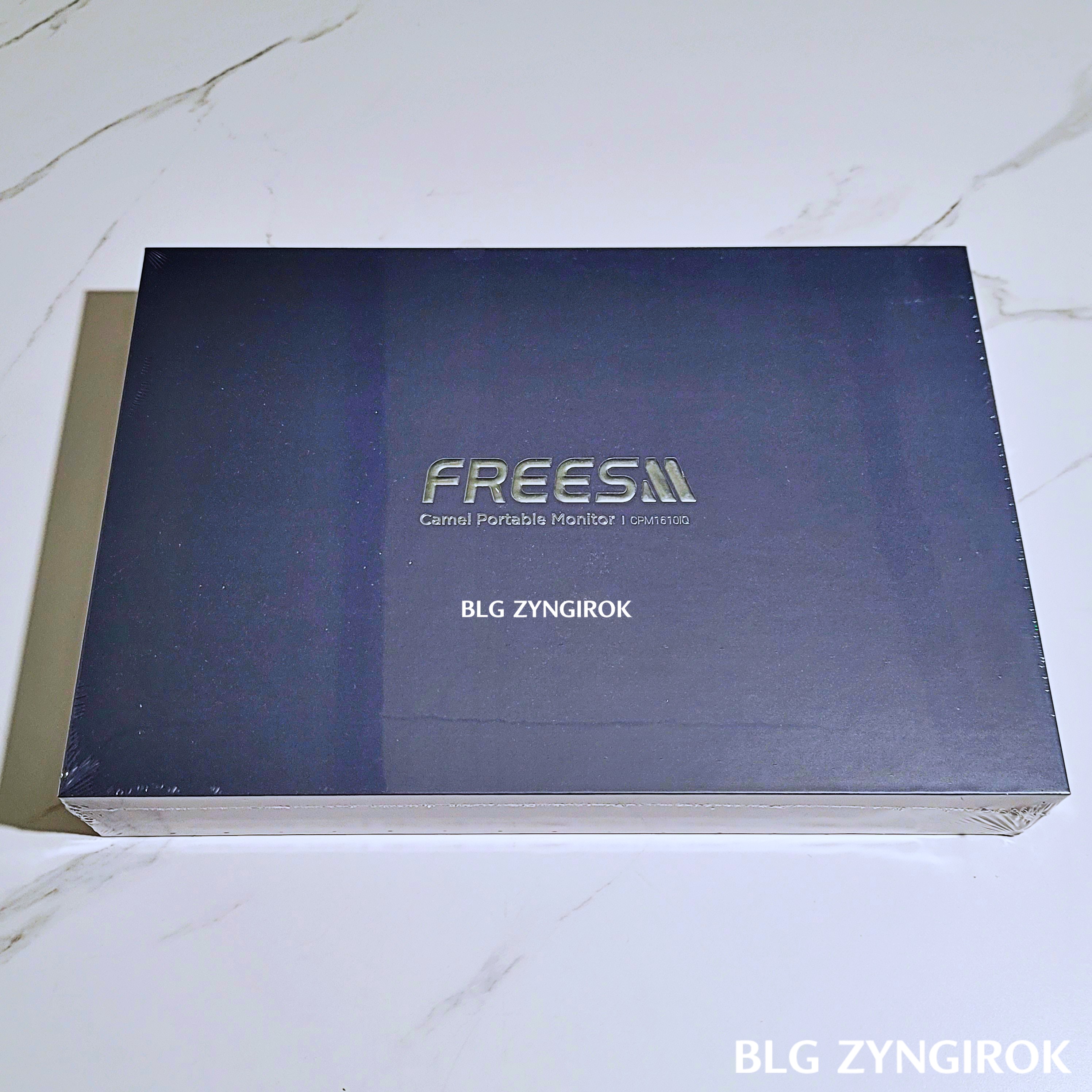 비닐에 싸여있는 카멜 프리즘 상자가 테이블 위에 놓여있다.