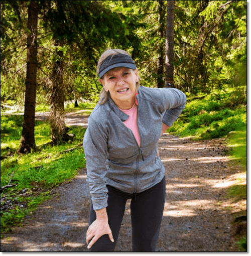 관절통이 있는 여성 노인
