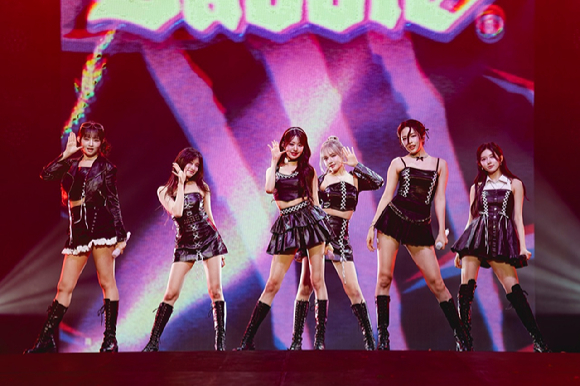 아이브가 첫 번째 월드 투어 '쇼 왓 아이 해브'(IVE THE 1ST WORLD TOUR 'SHOW WHAT I HAVE') 공연을 펼치고 있다. [사진=스타쉽엔터테인먼트]