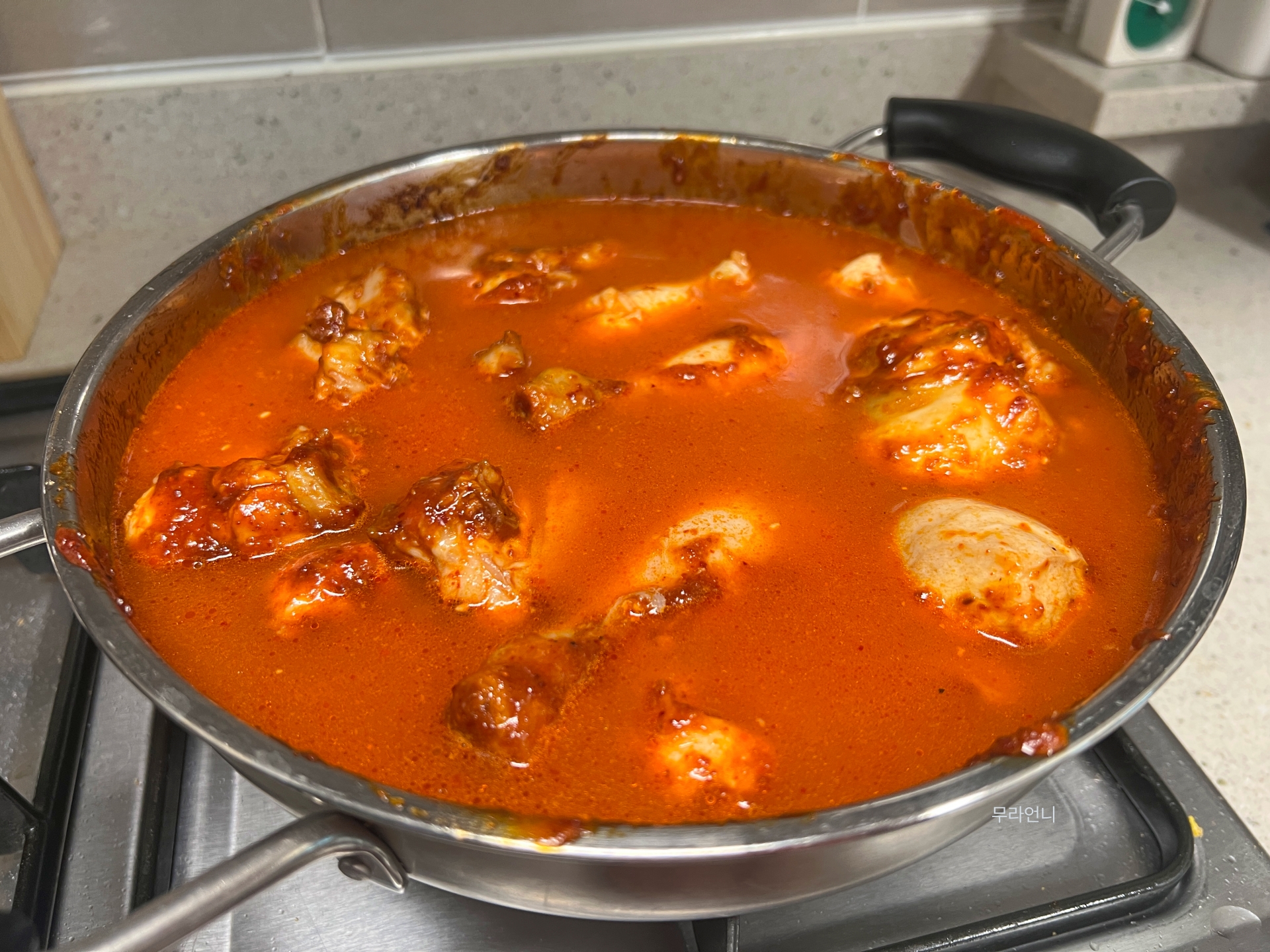 물을 넣고 센 불에서 끓이기