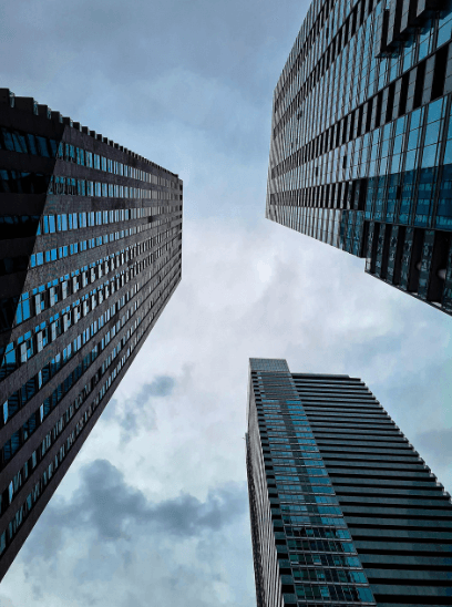 빌딩들 아래에서 바라본 모습