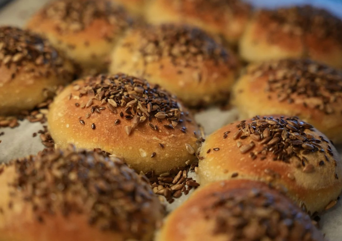 깨가-잔뜩-뿌려져-아주-맛있어-보이는-빵이-쟁반에-한가득-있다.