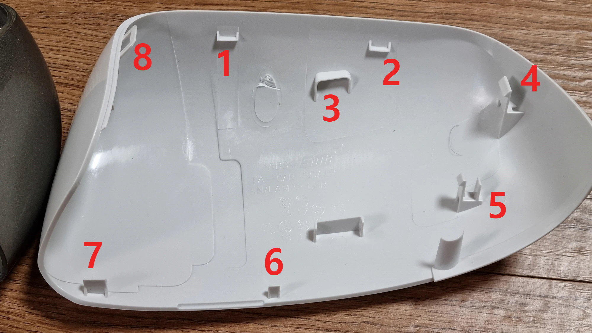 사이드미러 커버 안쪽 모습