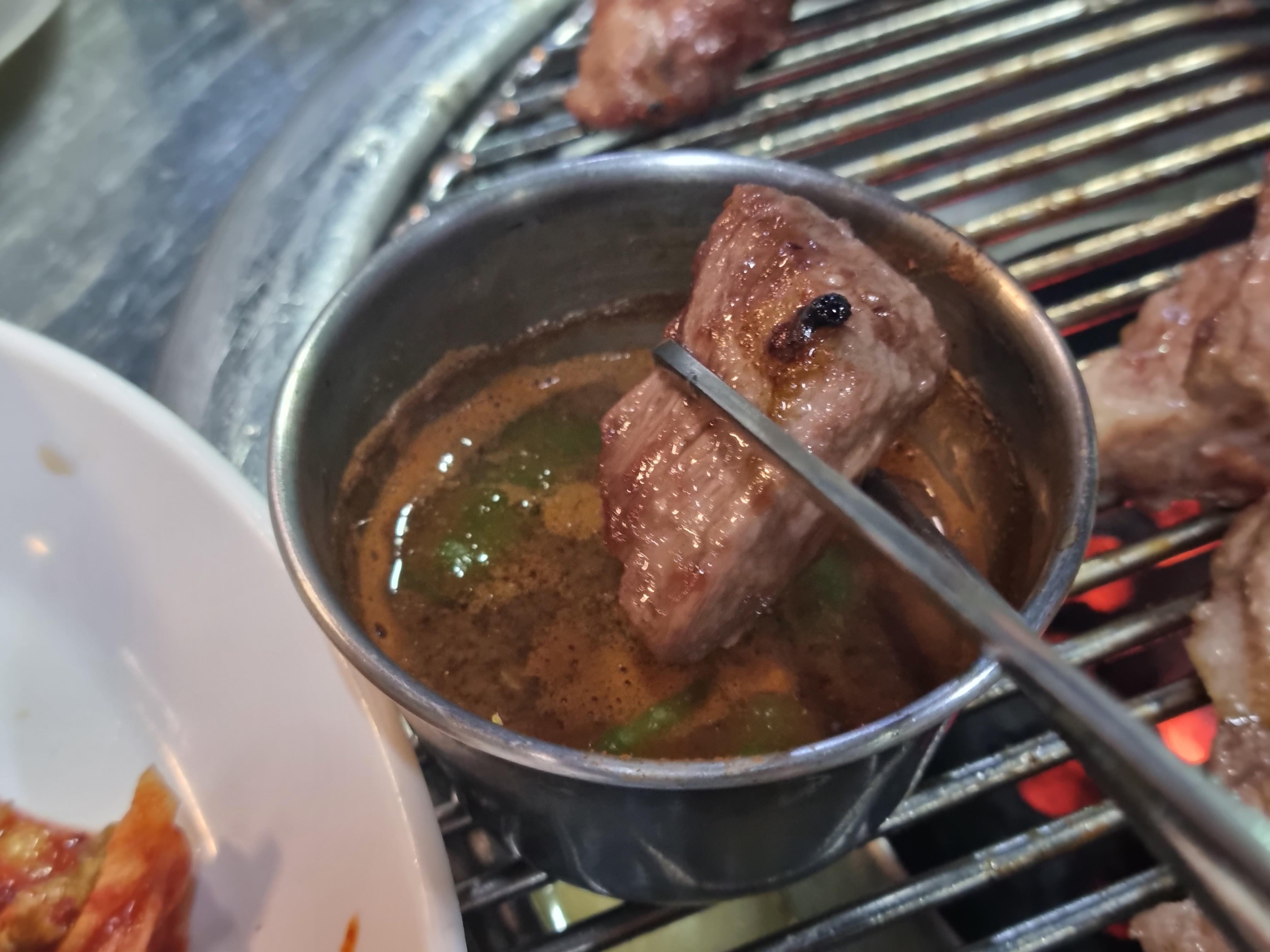 흑도야지 멜젓에 한점