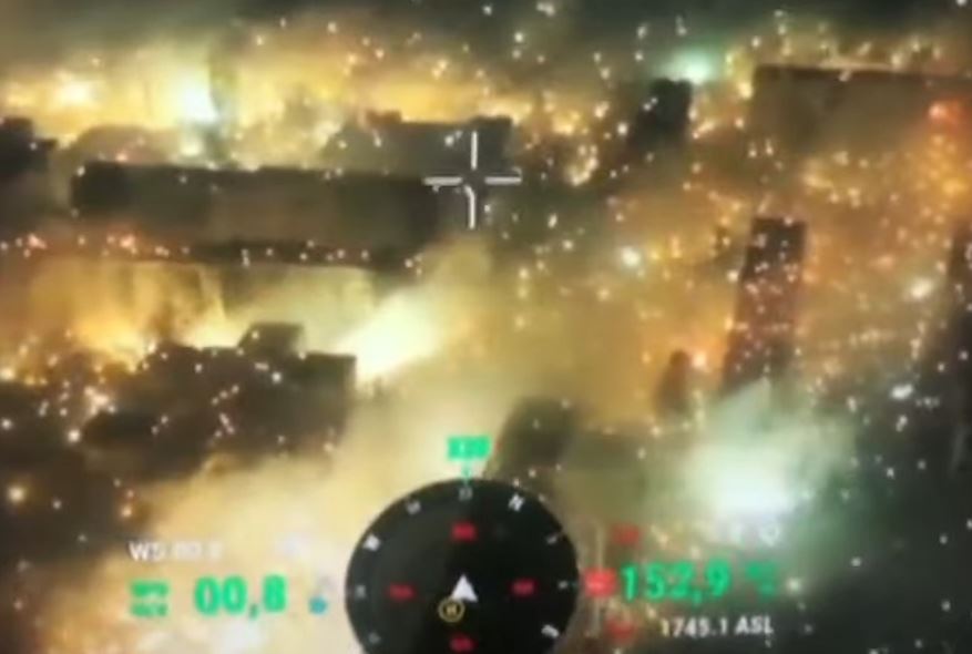 우크라이나 바흐무트 시에 비처럼 내리는 러시아 화학무기