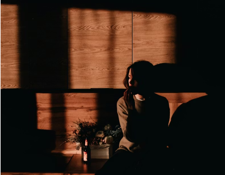 아침 햇살이 비추는 공간에서 조용히 앉아 있는 여성의 실루엣. 따뜻한 빛과 고요한 분위기 속에서 스스로를 돌아보는 순간을 담은 장면.