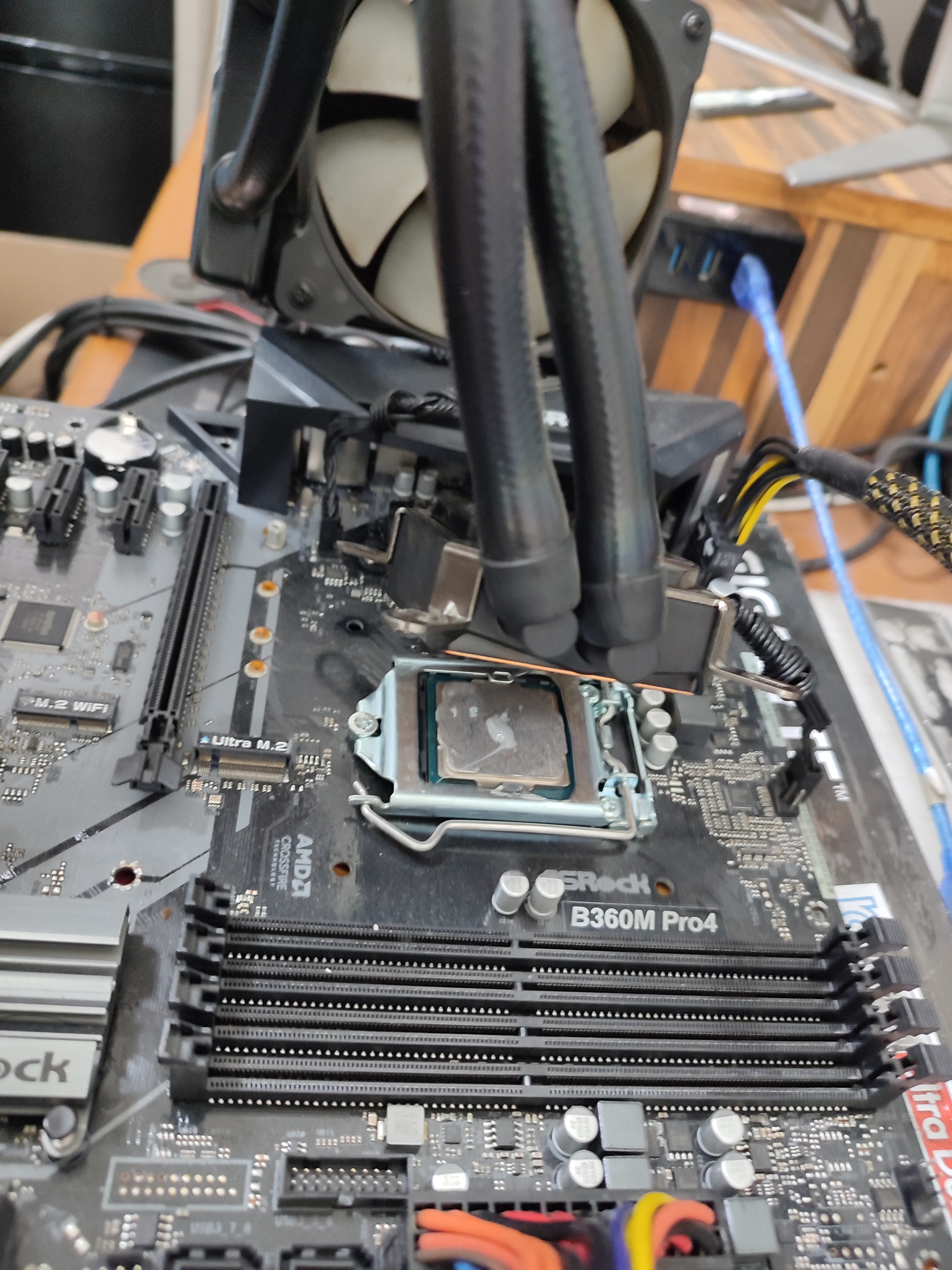 테스트하기 위해서 제 메인보드에 올리고 있는 모습입니다.