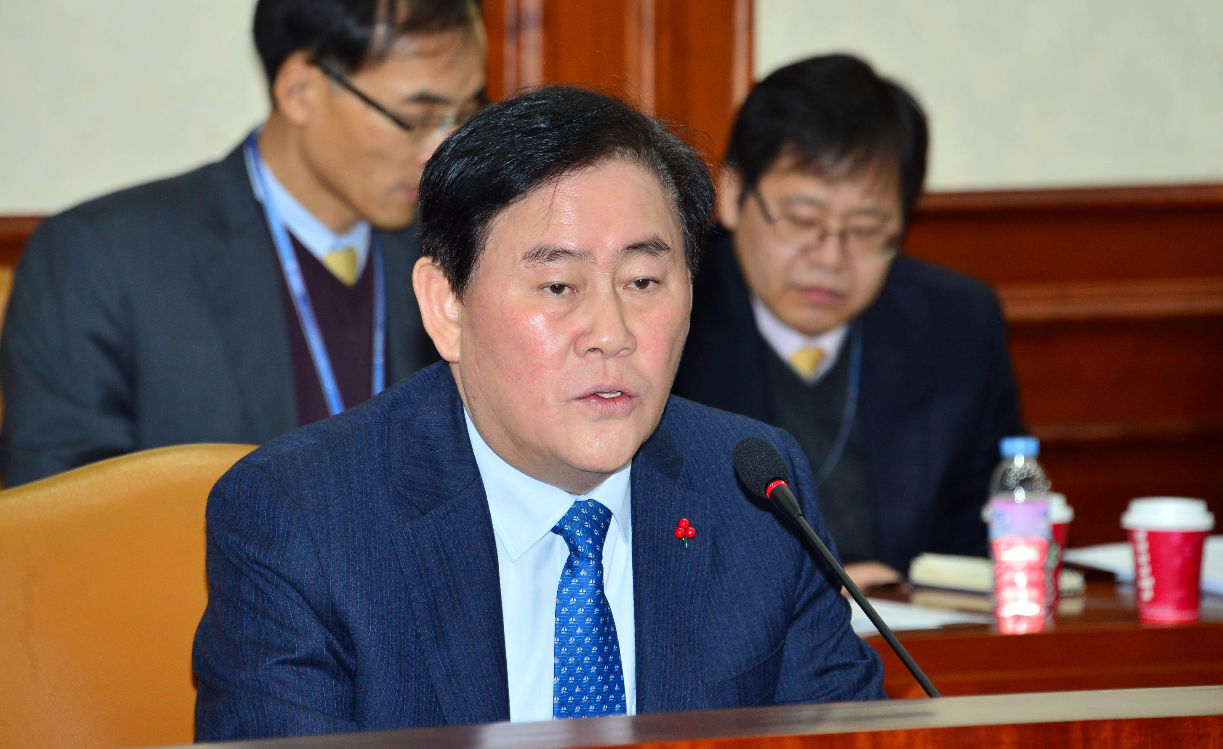 폐족된 친박계 권유에 대선 출마 결심 굳힌 최경환 전 부총리, 박근혜 정부 국정원 특활비 상납 사건으로 징역 살고서도 정신 못차렸나 - 박근혜 정부서 국정원 특활비 상납 사건으로 징역 산 최경환, 대선 출마 결심 폐족된 친박계 권유에 대선 출마 결심 굳힌 최경환 전 부총리, 박근혜 정부 국정원 특활비 상납 사건으로 징역 살고서도 정신 못차렸나 - 박근혜 정부서 국정원 특활비 상납 사건으로 징역 산 최경환, 대선 출마 결심