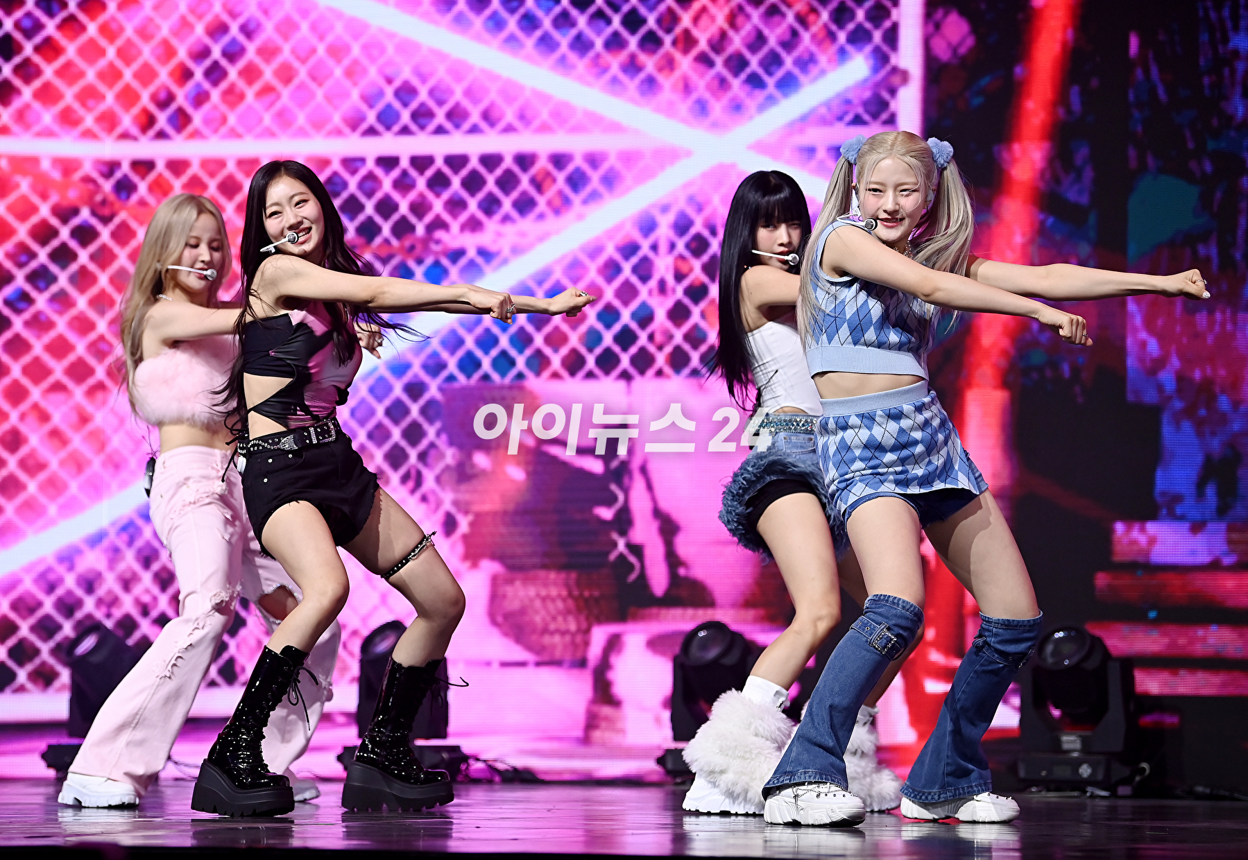 그룹 키스오브라이프가 5일 오후 서울 광진구 예스24 라이브홀에서 열린 첫 미니 앨범 'KISS OF LIFE' 쇼케이스에서 무대를 선보이고 있다. [사진=곽영래 기자]