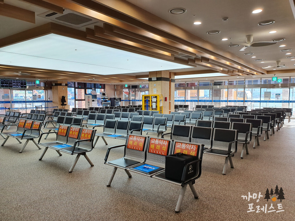 부산항 연안 여객터미널 대기실