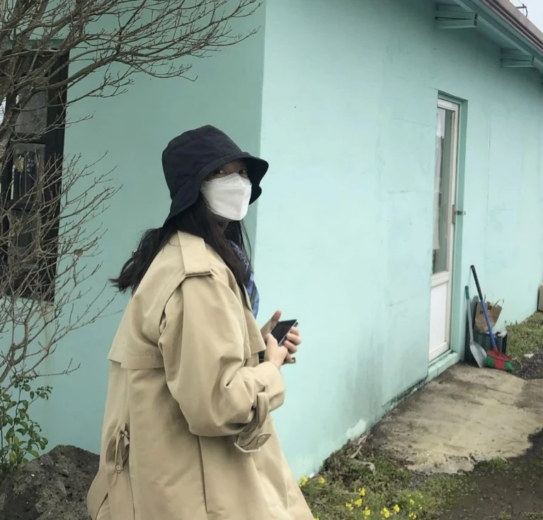 신민아, 루이비통, 신민아 루이비통, 신민아 패션, 신민아 드레스, 루이비통 앰버서더, 루이비통 하이 주얼리, 셀럽 패션, 셀럽 스타일, 마드리드 패션쇼, 실버 드레스, 시퀸 드레스, 연예인 공항패션