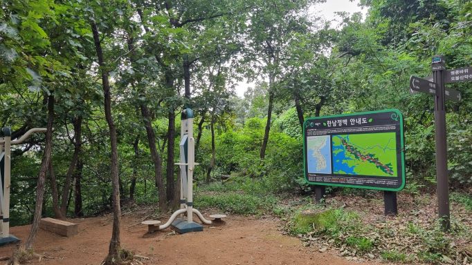 능선 위에 운동기구들이 설치된 산스장, 한남정맥 안내도,