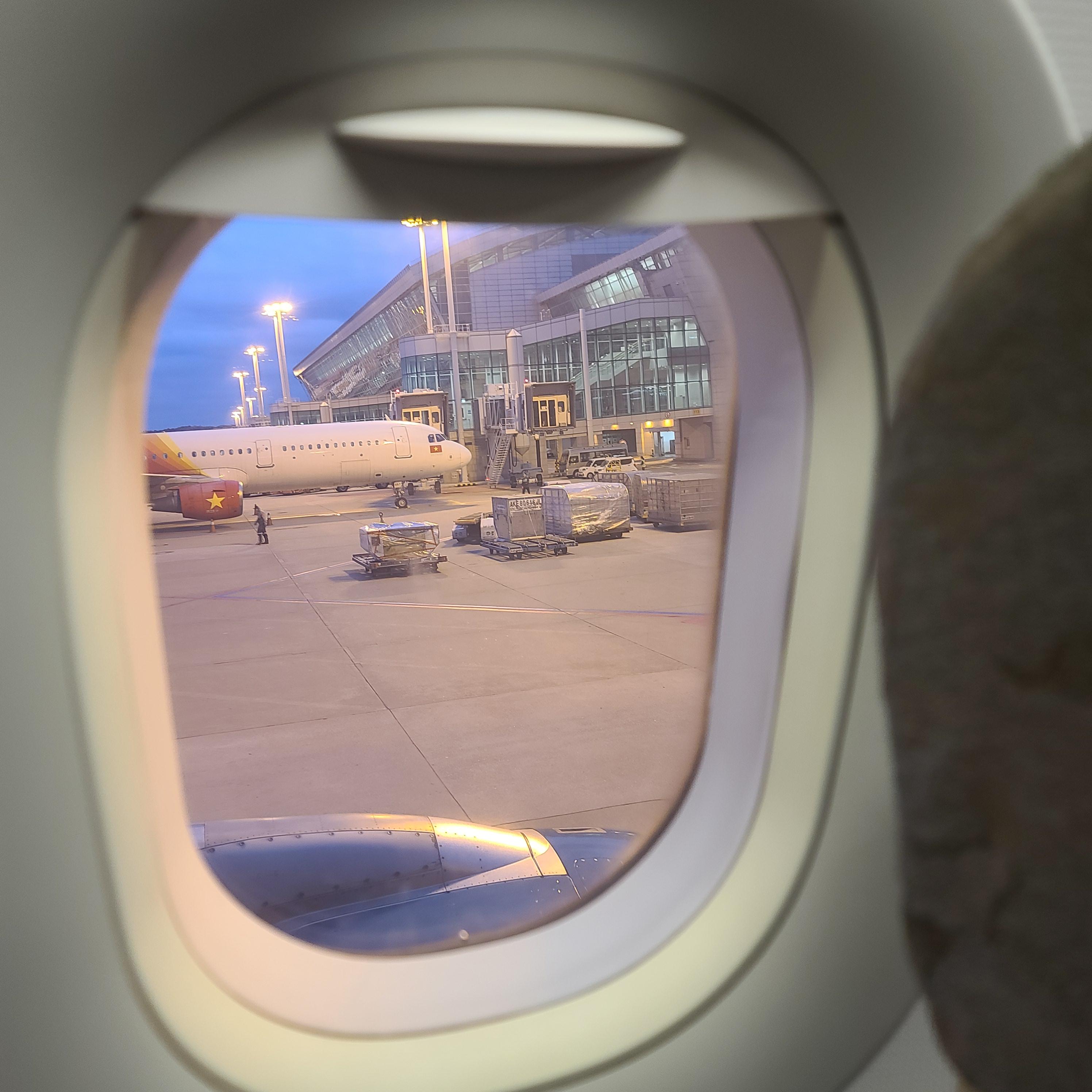 비행기 안에서 찍은 공항 풍경