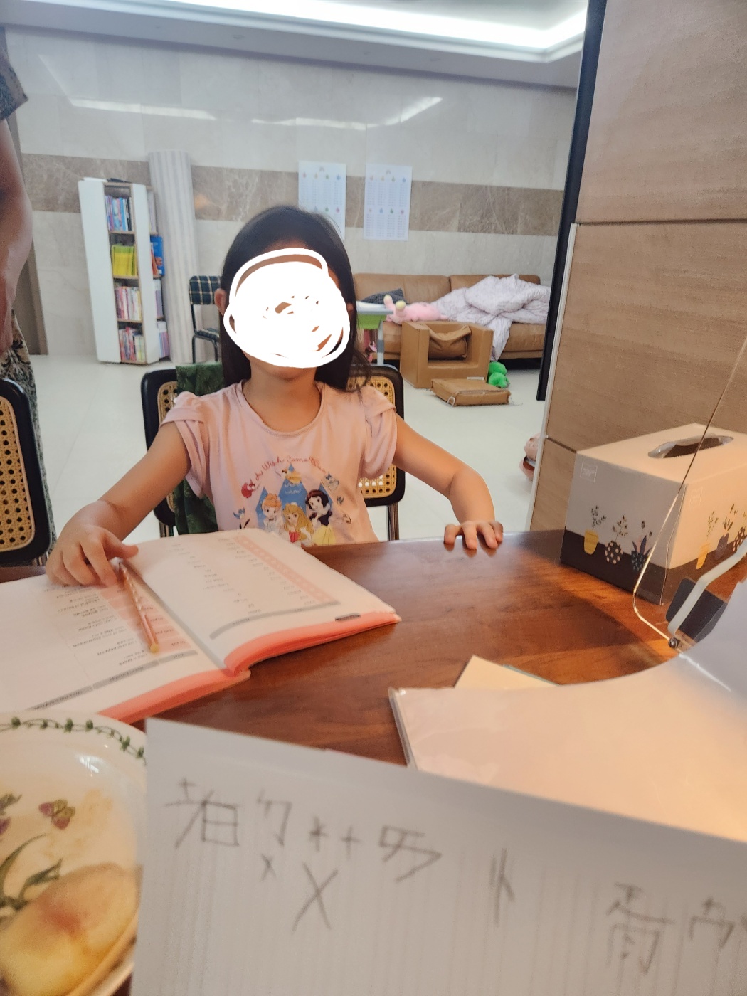 아빠에게 중국어 기초를 가르치면서 영어로 설명하는 딸