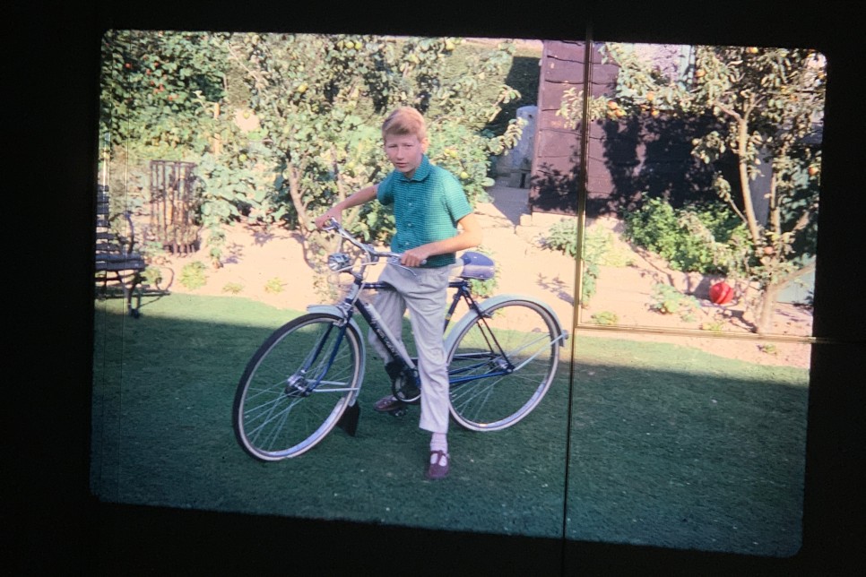 자전거 탄 소년이 사진을 찍기 위해 포즈를 잡고 있다.