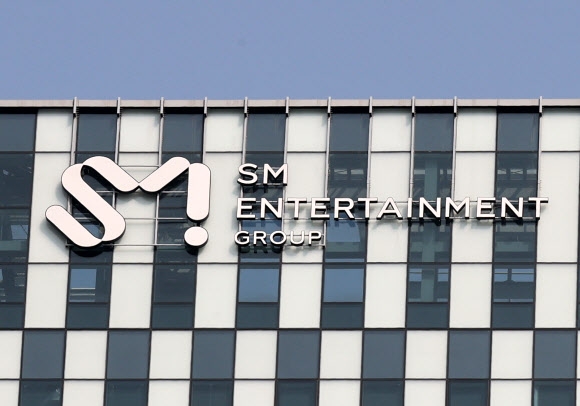 SM엔터테인먼트 이수만 하이브 카카오