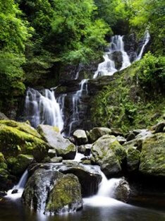 저-멀리-상류에서부터-계곡을-따라-굽이굽이-하얗게-물이-떨어지며-내려오는-모습