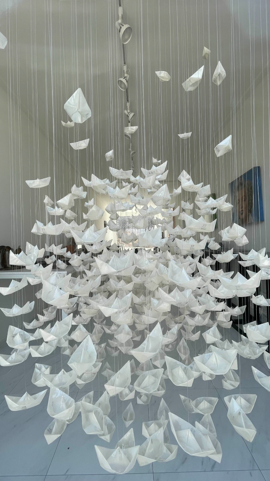 속초 바우지움 조각미술관 출구밖 조형물-종이배