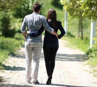 여자친구와-서로-손으로-허리를-감싸며-한적한-길을-산책하는-모습