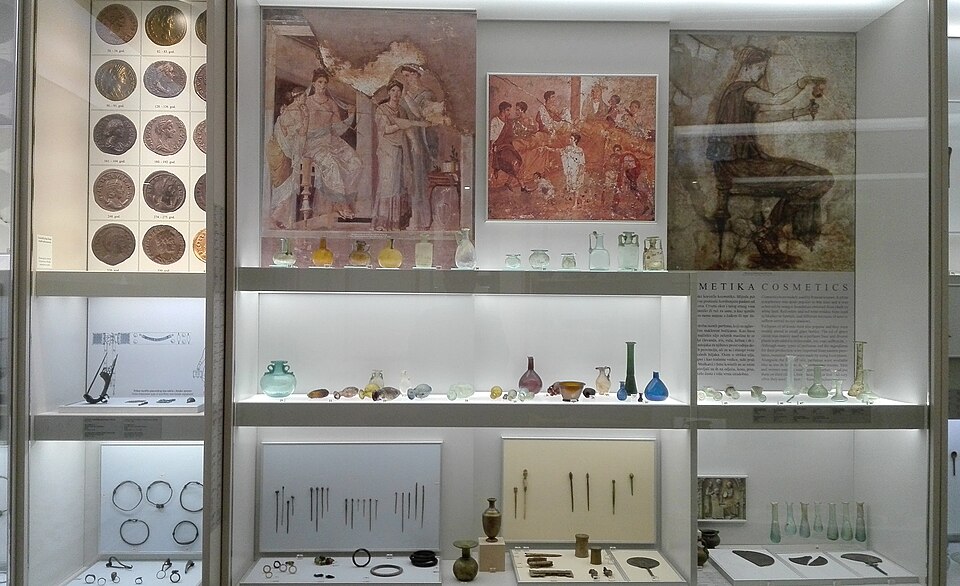 자그레브 고고학박물관의 로마시대 유리 향유병과 화장 용기, 장신구와 생활용품을 전시한 진열장