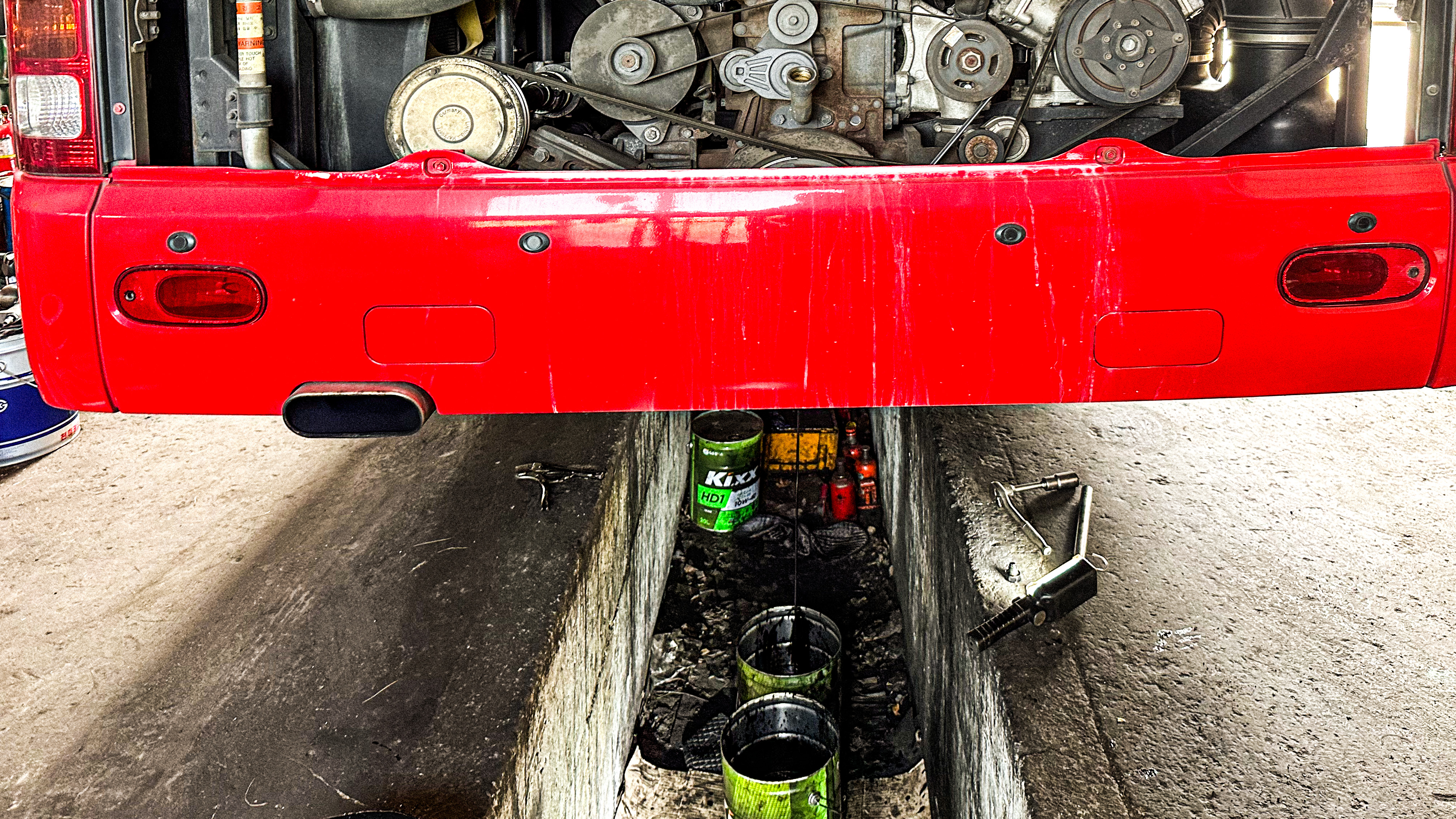 엔진 오일 교체 작업...