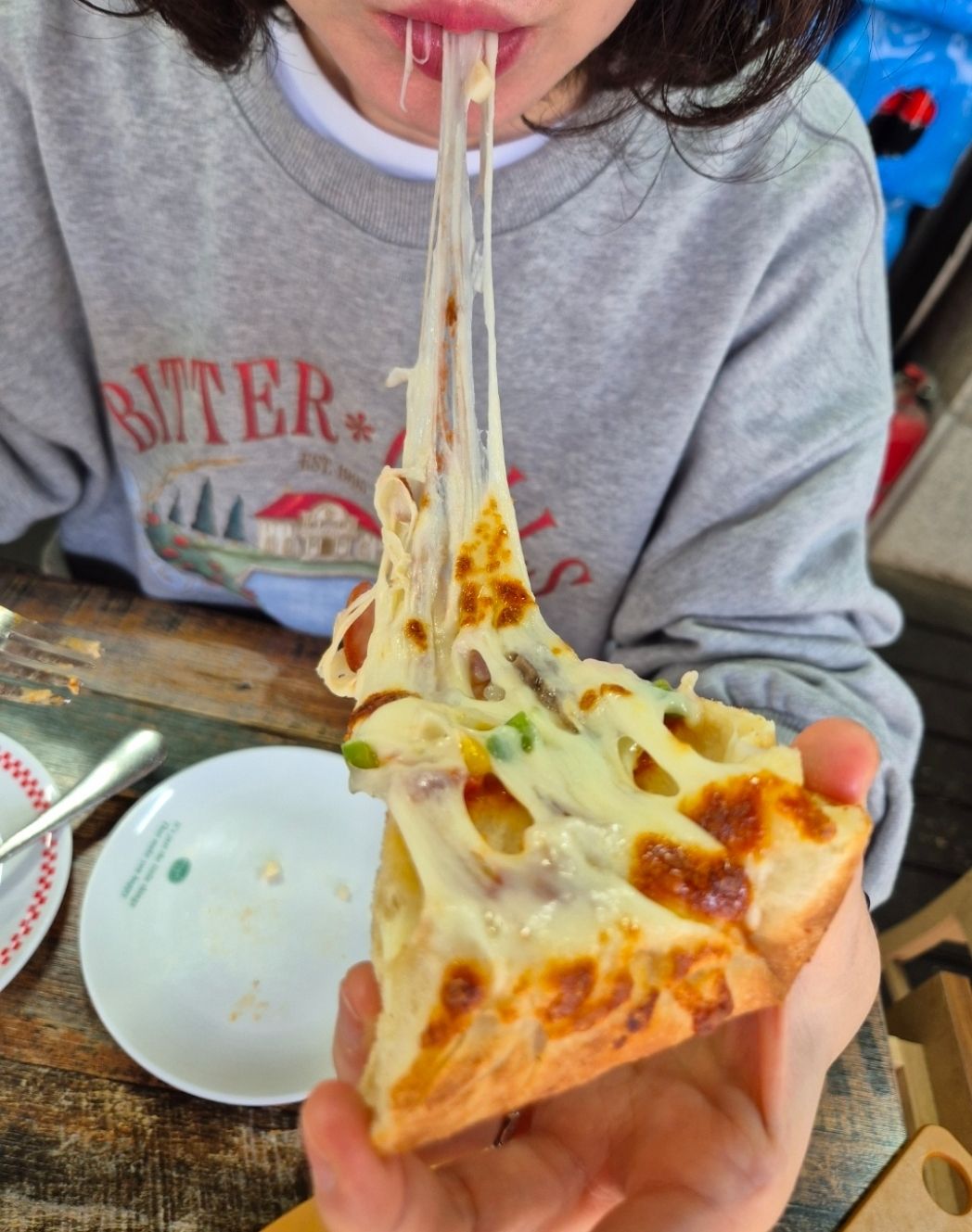 이탈리아피자 치즈크러스트피자 먹을 때도 끝없이 늘어나는 치즈