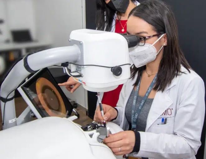 훈련 세션 동안 의사는 수동으로 작은 절개 백내장 수술을 수행하는 방법을 배웁니다.