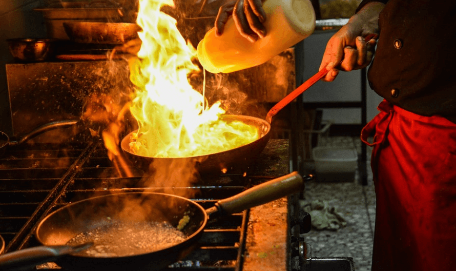 주방 기름때 제거 방법이 필요한 주방의 모습