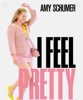 주인공 르네가 한손을 들고 웃으면서 서 있다.