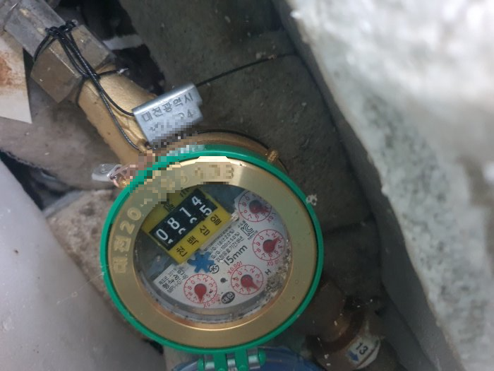 바닥에-설치되어있는-수도계량기