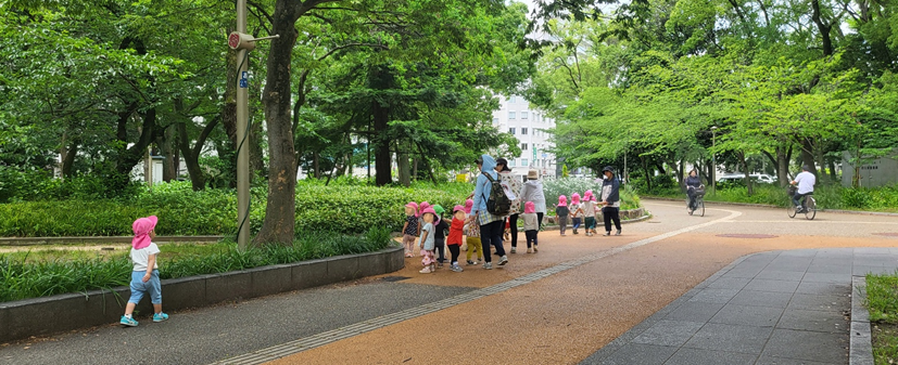 우츠보공원에 놀러 나온 근처 보육원 아이들