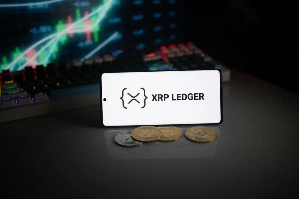 XRP Ledger가 온체인 실물자산 토큰화에서 17억 5600만 달러를 기록하며 솔라나를 추월했다는 내용의 인포그래픽 이미지.