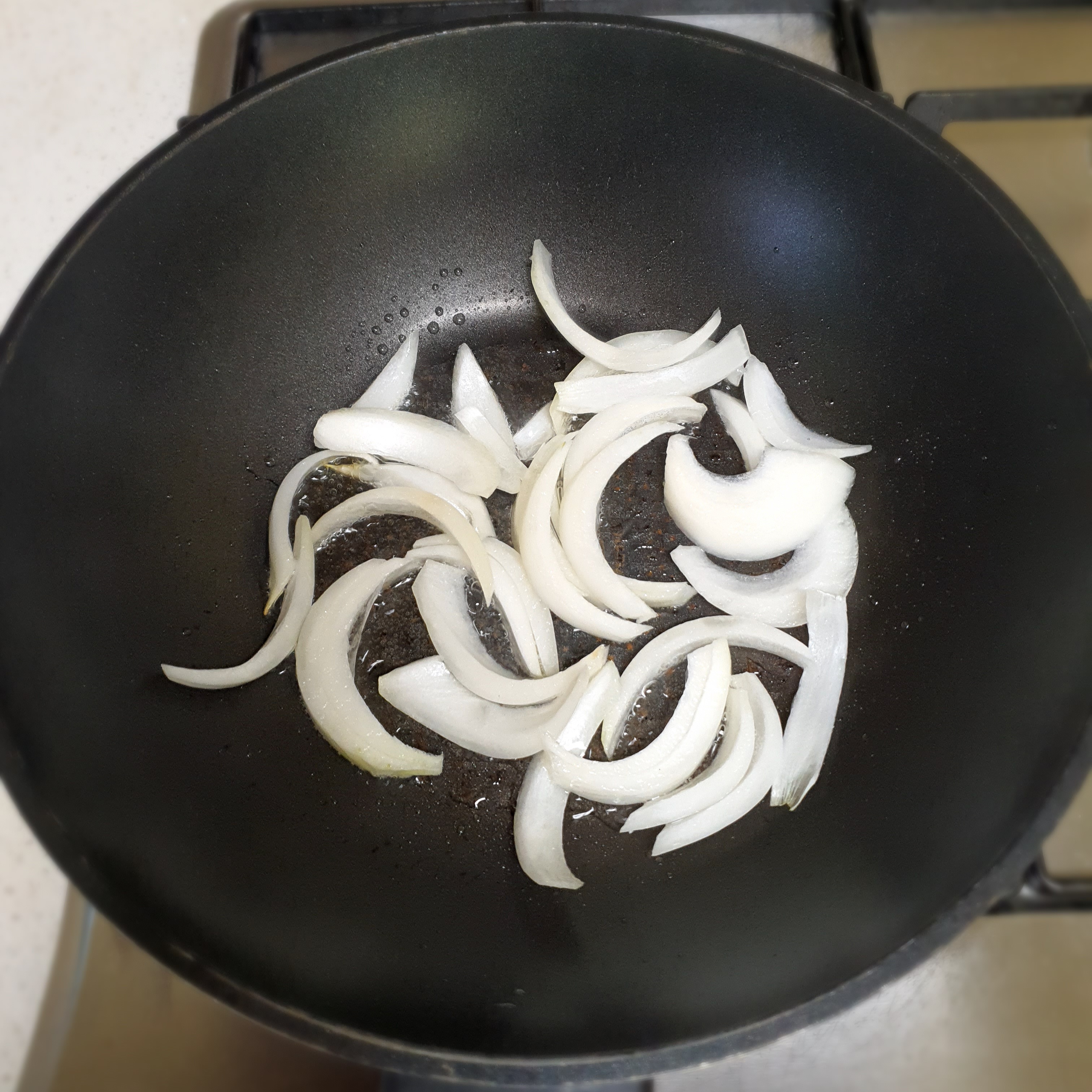 양파를-먼저-볶아요.