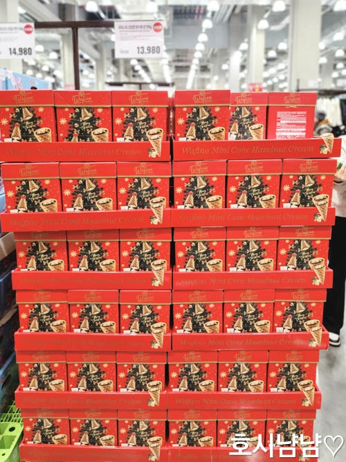 마트 매대에 층층이 진열된 와피노 미니 초코콘 윈터 에디션 빨간색 상자들.