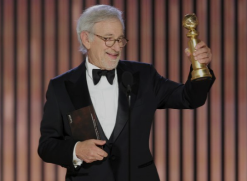 스티븐 스필버그 감독이 영화 ‘더 파벨만스’로 골든글로브 시상식에서 작품상과 감독상을 수상하는 사진