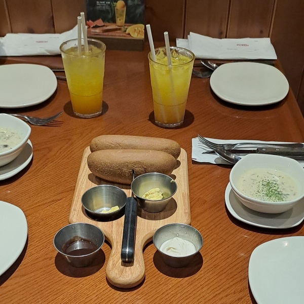 빵이 식탁에 놓여 있어요.