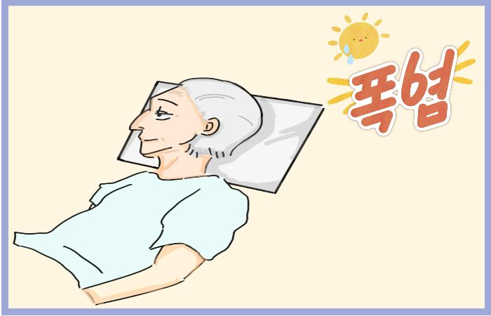 폭염 경고와 함께 침대에 누워있는 고령자, 열사병 또는 탈진 이후 휴식하는 상황