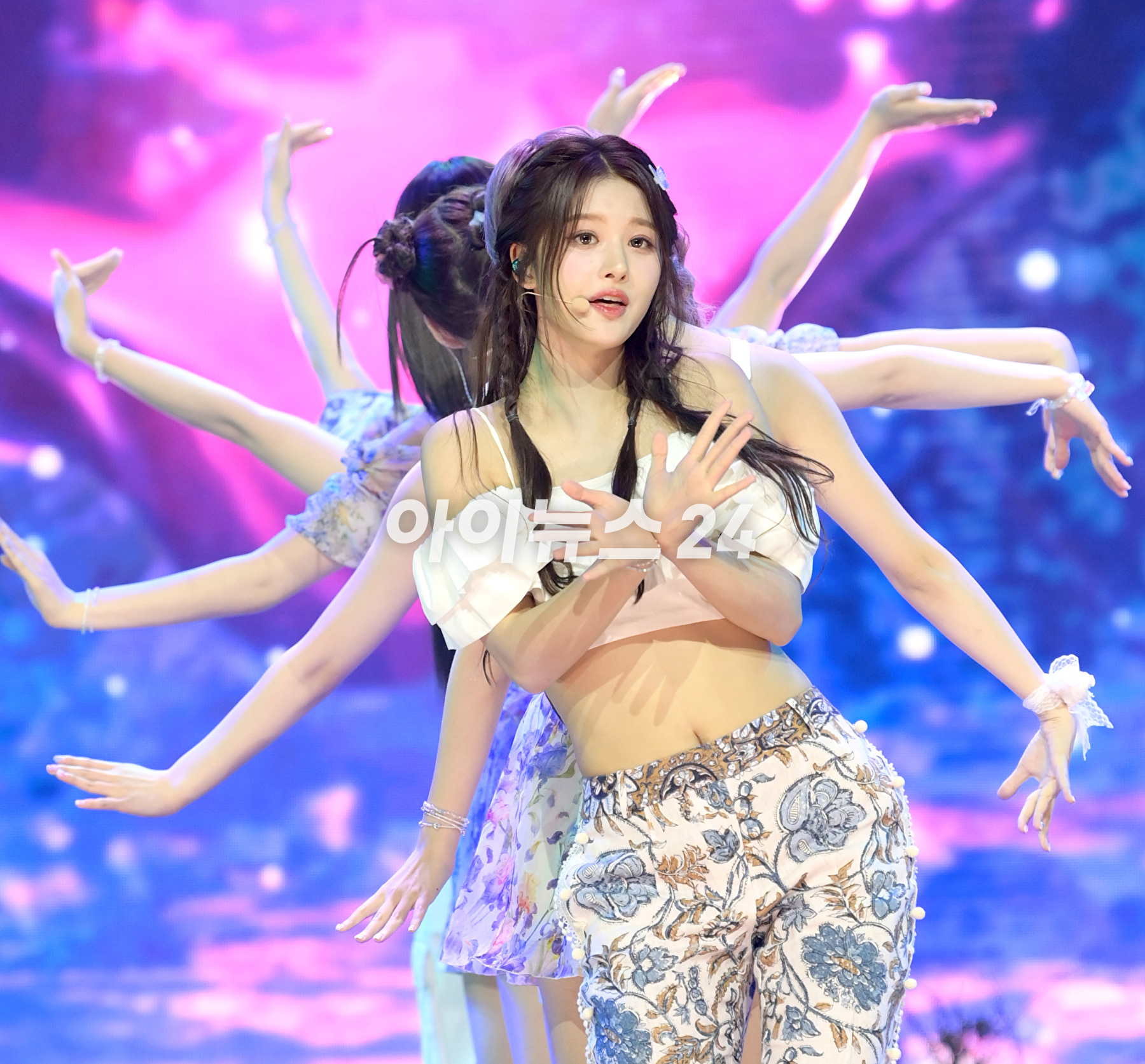 그룹 엔믹스 설윤이 11일 오후 서울 용산구 한남동 블루스퀘어에서 열린 엔믹스(NMIXX) 세 번째 싱글 앨범 '어 미드서머 엔믹스 드림'(A Midsummer NMIXX's Dream) 발매 기념 쇼케이스에서 타이틀곡 '파티 어클락' 무대를 선보이고 있다. [사진=정소희 기자]