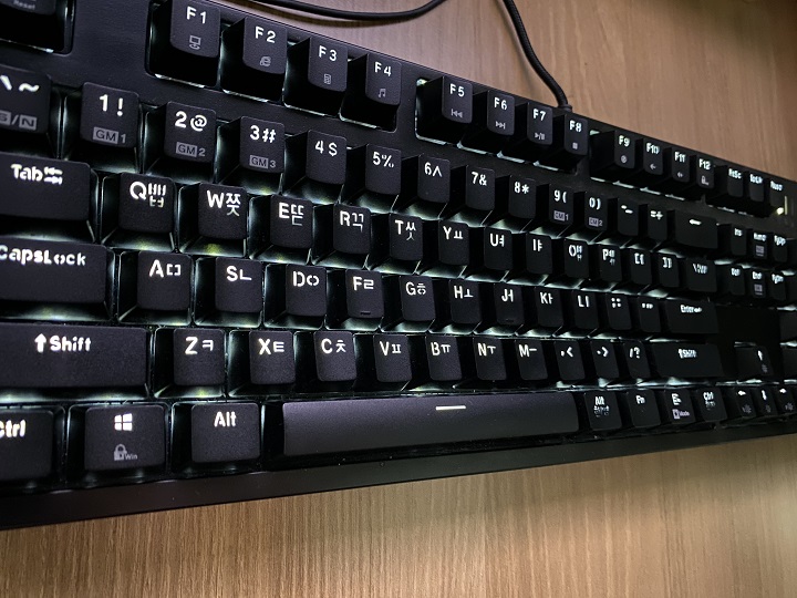 검은색-키보드-LED-불빛효과