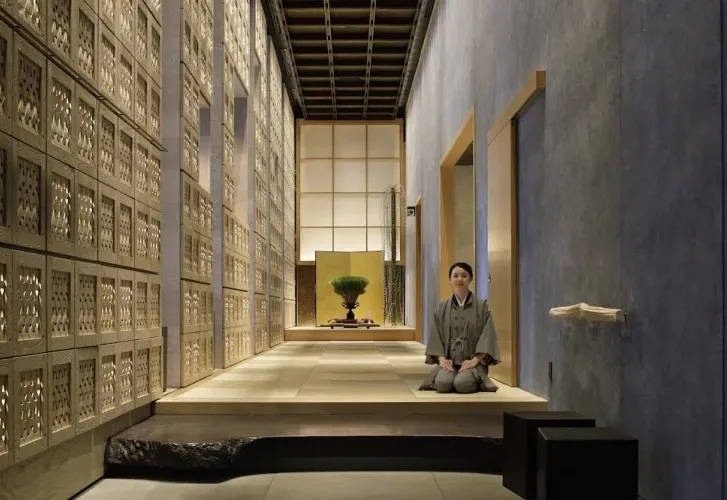 도쿄 호시노야 료칸 내부 전통 복도와 다실 풍경