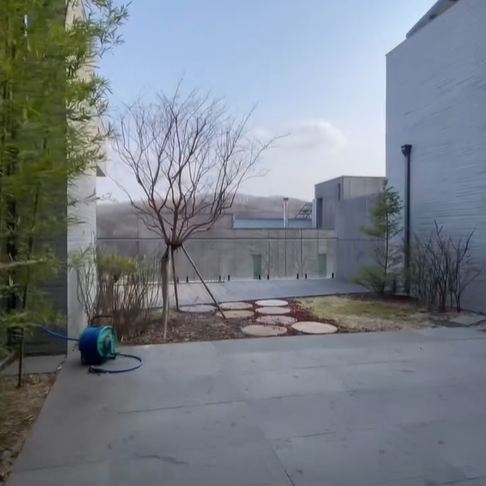 거실 앞에 작은 정원과 테라스 공간