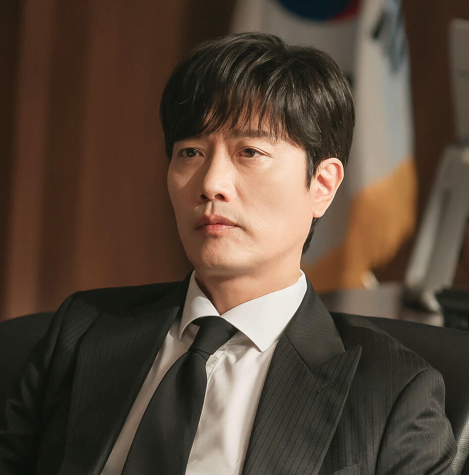 판사 이한영에서 수석부장판사 역의 박희순의 포스터입니다.