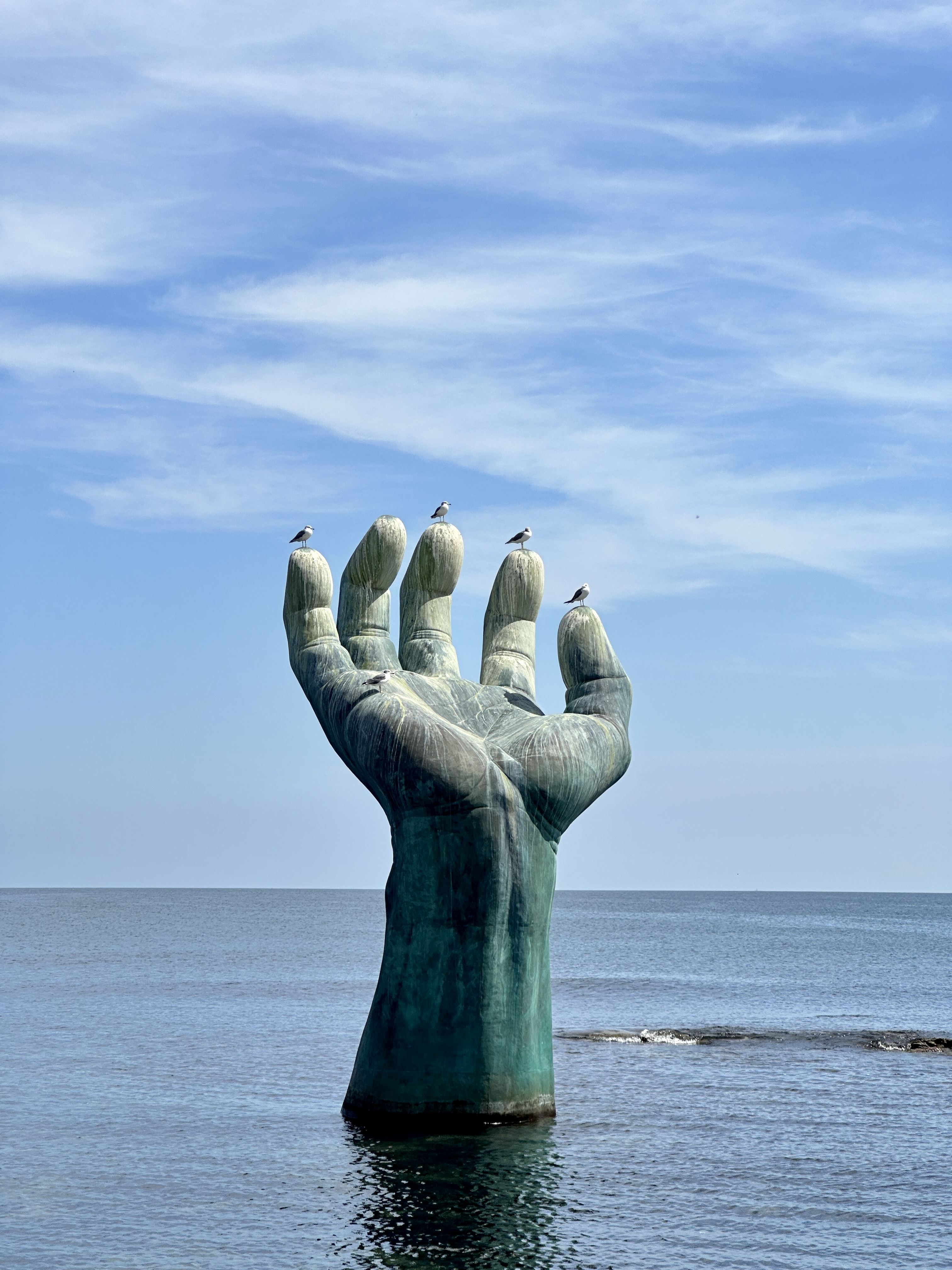 포항 앞 바다위에 떠 있는 상생의 손 조형물