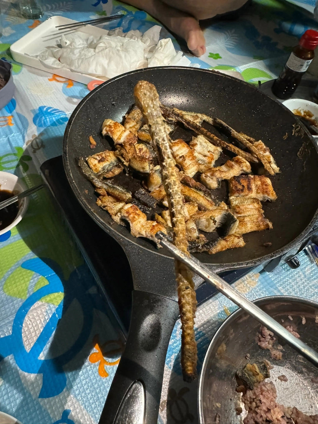 자연산 민물장어 가격이 너무 좋아요~ 자연산 장어는 자주 접하지 못하는 거 같은데 큰 이유가 아무래도 비싼 가격이 아닐까 행각해요~ 그런데 이게 웬걸 가격이 너무 좋았고 맛이 얼마나 쫀득거리는지 안 먹어본 사람은 절대 모르는 그 식감이 있어요. 그럼 민물장어와 바다 장어 차이와 왜 민물장어가 비싼지도 궁금하겠지요? 내 돈 내산후기!