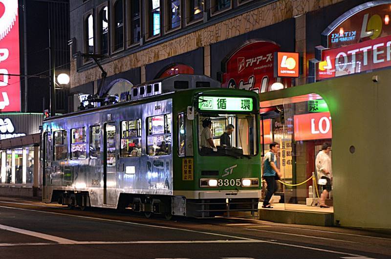 샷포로-야간-길거리의-모습