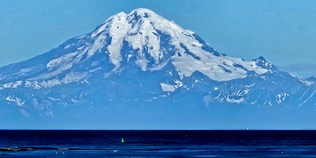 리타우트 산을 바다에서 바라본 사진