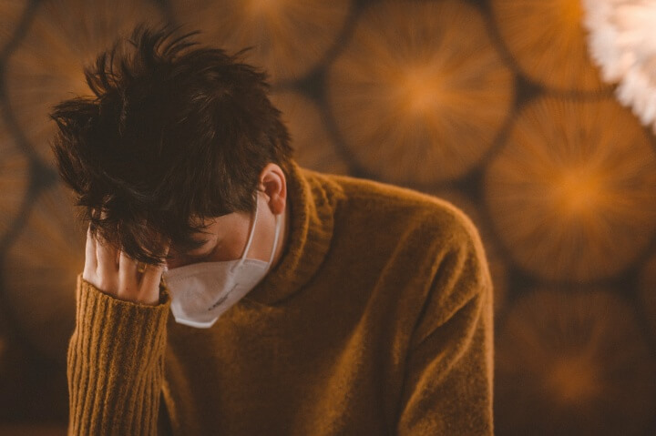 코로나감염-마스크를-쓰고-괴로워하는-남자