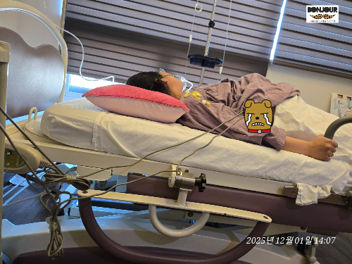 출산중인 엄마의 모습 이미지