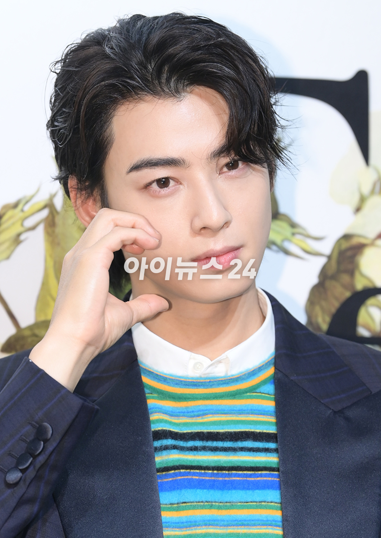 아스트로 차은우가 13일 오후 서울 성동구 성수동 한 스튜디오에서 열린 디올 맨즈 티얼즈 컬렉션 출시 팝업스토어 행사에 참석하고 있다. [사진=정소희 기자]