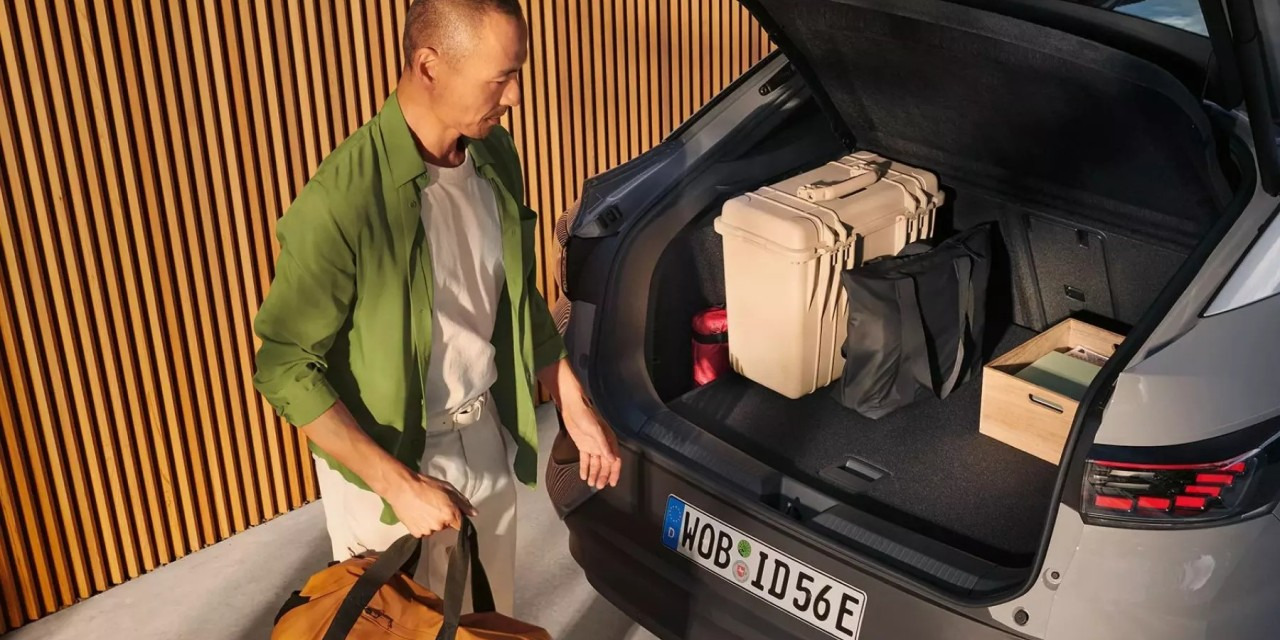 남성이 폭스바겐 ID.5 트렁크에 짐을 실고 있는 모습